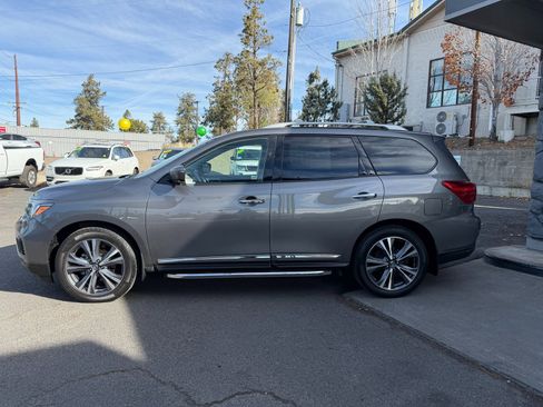 Used 2019 Nissan Pathfinder Platinum image 3