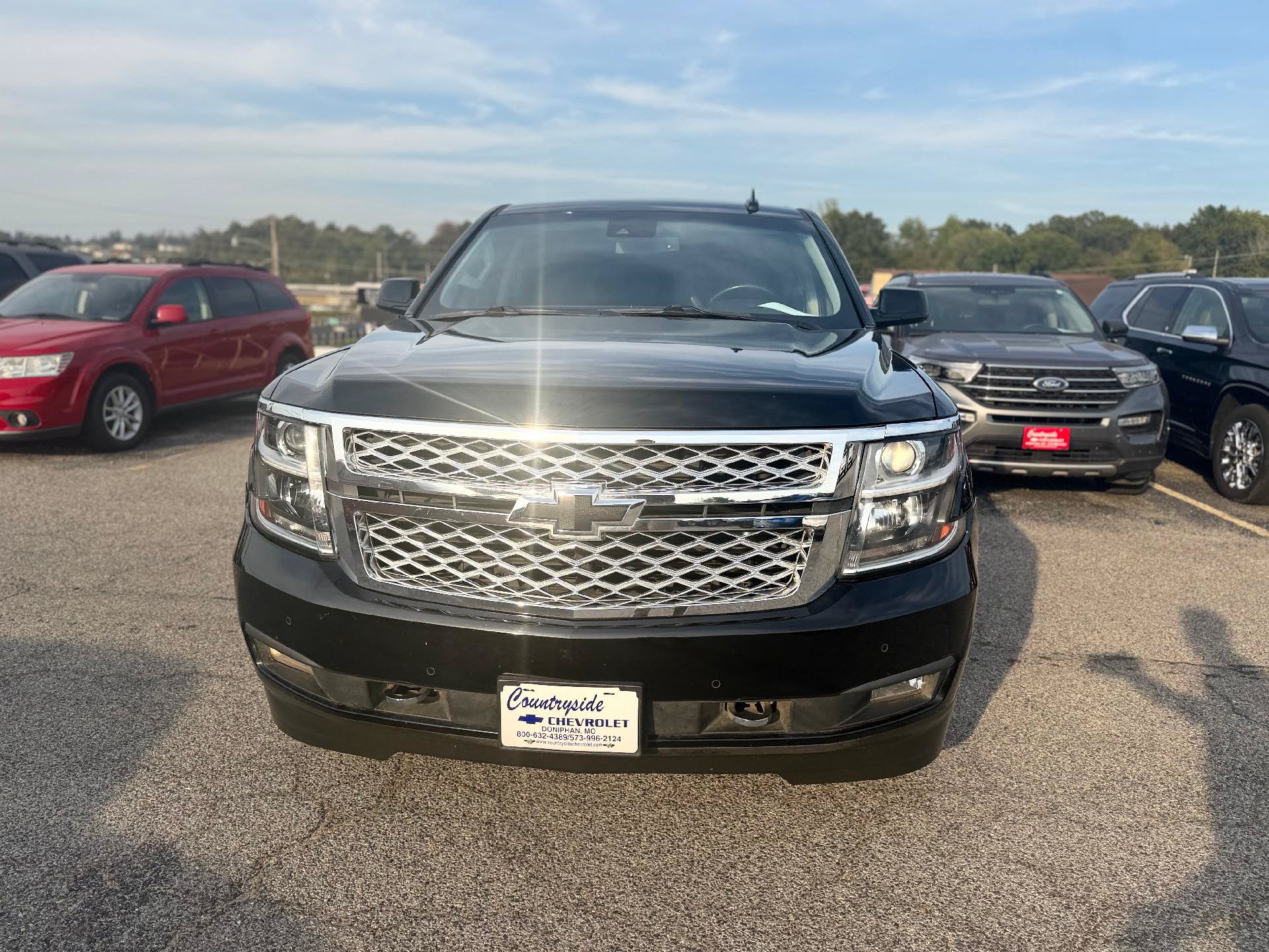 Used 2019 Chevrolet Suburban LT w/ LT Signature Package AWD/4WD image 7