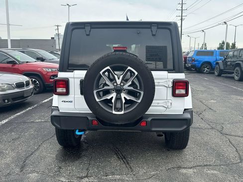 Used 2024 Jeep Wrangler Unlimited w/ Convenience Group AWD/4WD image 5