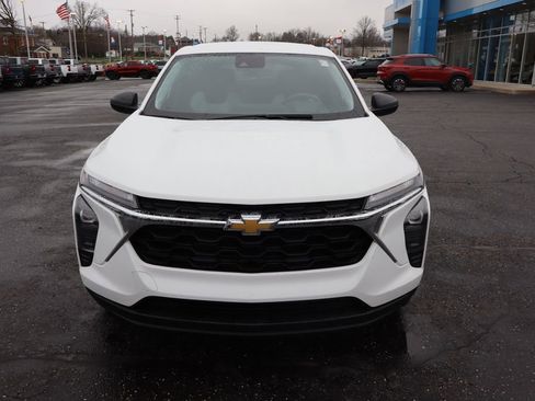 Used 2024 Chevrolet Trax LS image 28