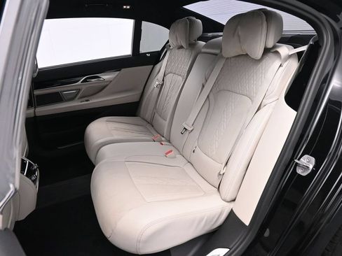 Used 2022 BMW 740i w/ M Sport Package RWD image 15