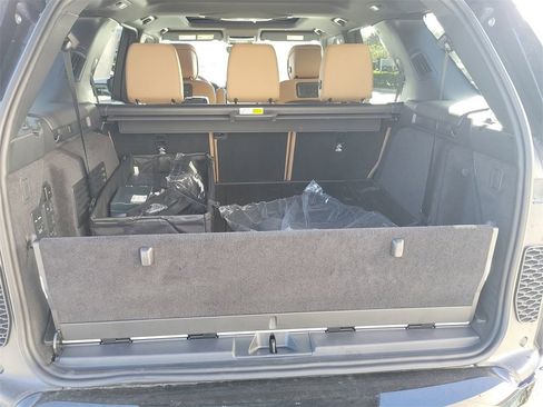 New 2025 Land Rover Discovery Dynamic SE image 11