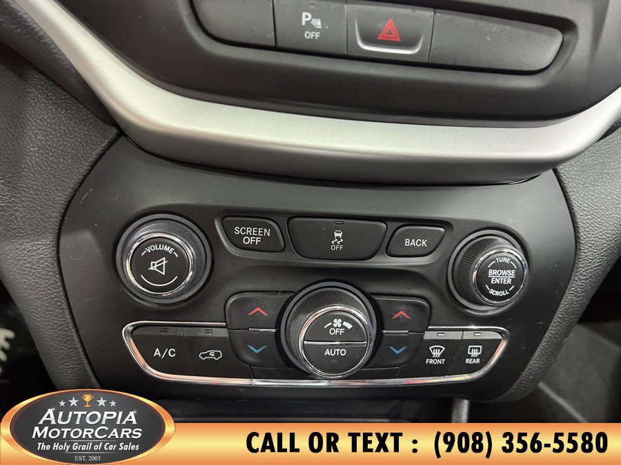 Used 2018 Jeep Cherokee Trailhawk AWD/4WD image 38
