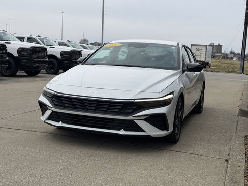 Certified 2025 Hyundai Elantra SEL image 11