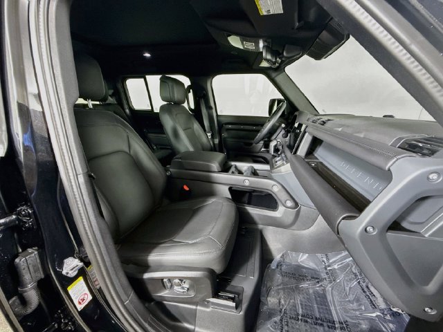 Certified 2025 Land Rover Defender 130 X-Dynamic SE AWD/4WD image 31