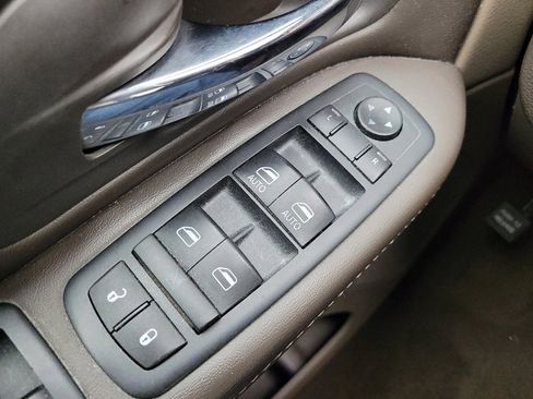 Used 2016 Chrysler Town & Country Touring FWD image 27