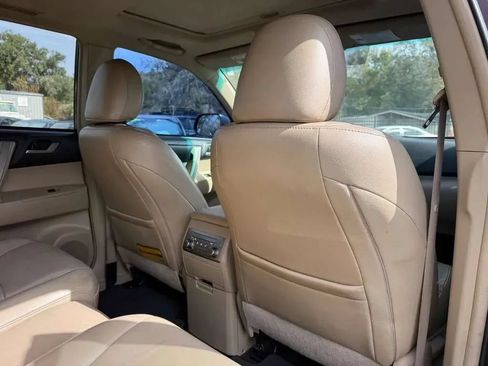 Used 2012 Toyota Highlander SE w/ Tow Pkg FWD image 18