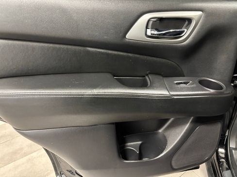 Used 2019 Nissan Pathfinder S image 18