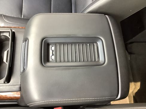 Used 2018 Chevrolet Suburban Premier AWD/4WD image 17