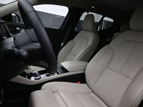 Used 2024 Volvo XC40 B5 Plus w/ Climate Package image 9