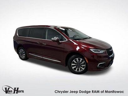 Used 2022 Chrysler Pacifica Limited w/ Uconnect Theater Family Group