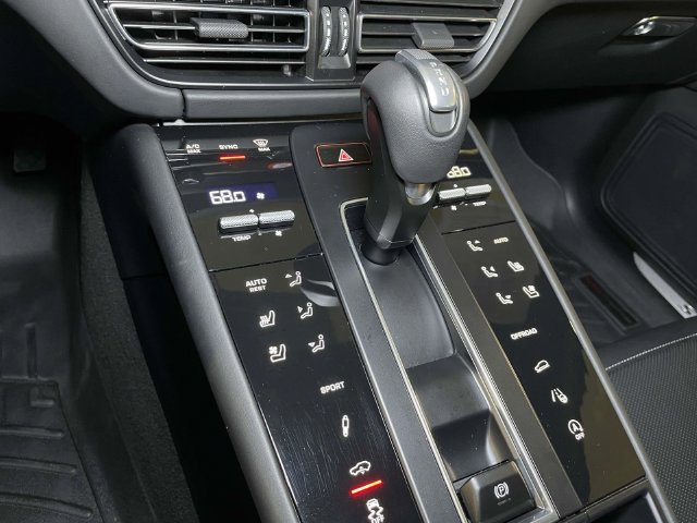 Certified 2023 Porsche Macan S AWD/4WD image 31