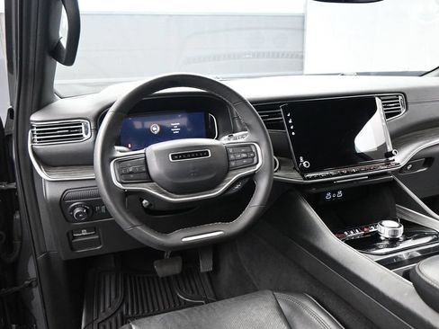 Used 2024 Jeep Wagoneer Series II w/ Flexible Seating Group RWD image 15