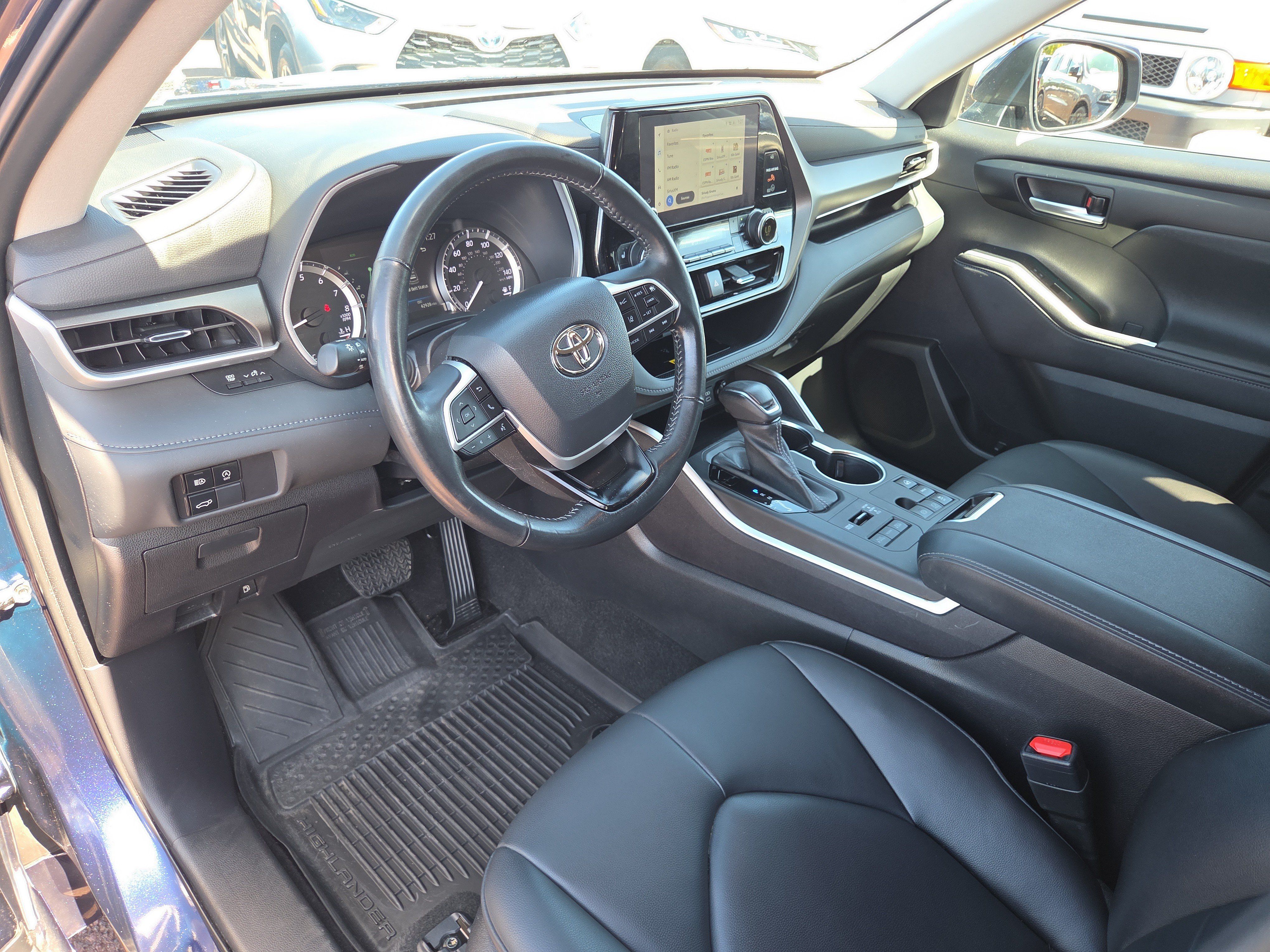 Used 2023 Toyota Highlander XLE AWD/4WD image 14