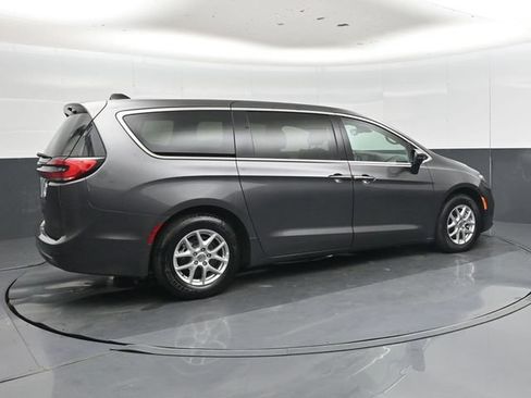 Used 2023 Chrysler Pacifica Touring-L FWD image 3