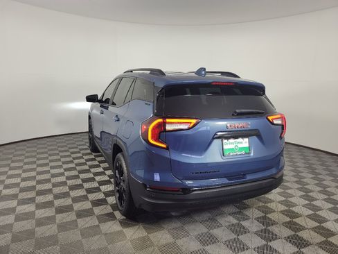 Used 2024 GMC Terrain SLE w/ Driver Convenience Package FWD image 5