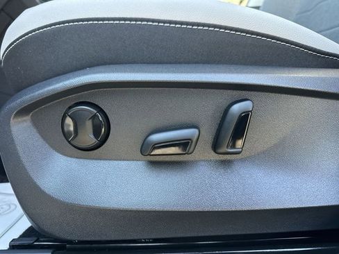 Certified 2025 Volkswagen Taos SE image 13