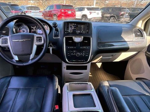 Used 2016 Chrysler Town & Country Touring image 12