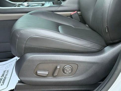 Used 2025 Kia Carnival EX FWD image 14