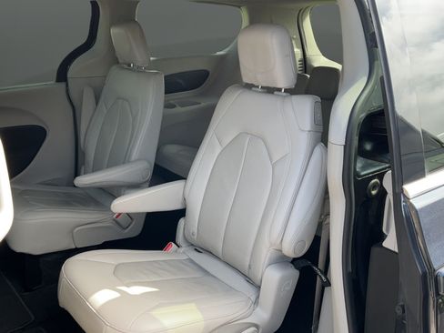 Used 2021 Chrysler Pacifica Touring-L FWD image 19