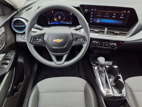 Used 2025 Chevrolet Trax LT image 5