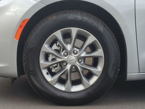 New 2026 Chrysler Pacifica Limited w/ Trailer Tow Group image 19