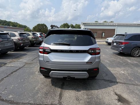 Used 2025 Honda Pilot TrailSport image 7