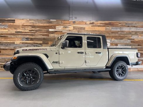 Used 2022 Jeep Gladiator Sport AWD/4WD image 7