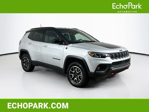 Used 2025 Jeep Compass Trailhawk AWD/4WD image 1