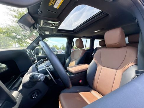 Used 2024 Lexus GX 550 w/ Accessory Package (2T) AWD/4WD image 12