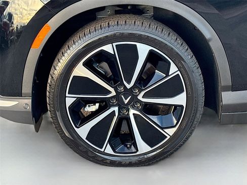 New 2025 VinFast VF 8 Plus image 31