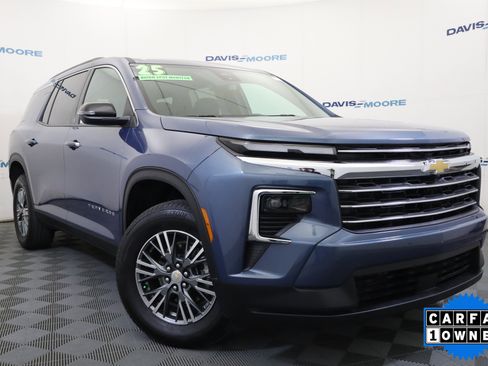 Used 2025 Chevrolet Traverse LT image 2