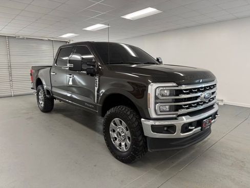 Used 2024 Ford F250 Lariat w/ Chrome Package image 3
