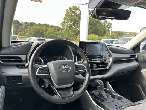 Used 2022 Toyota Highlander XLE image 15