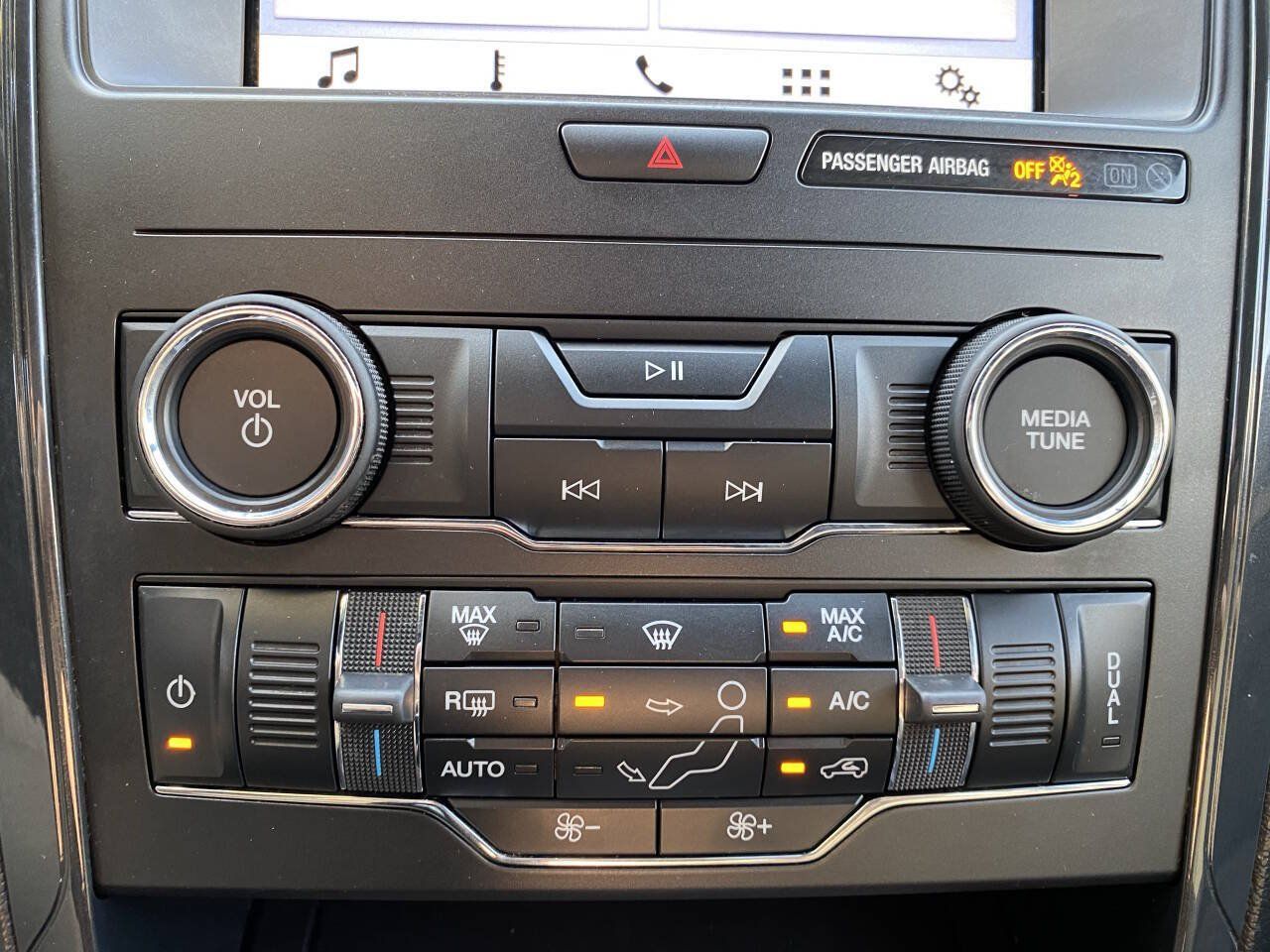 Used 2018 Ford Explorer XLT w/ Equipment Group 201A AWD/4WD image 31