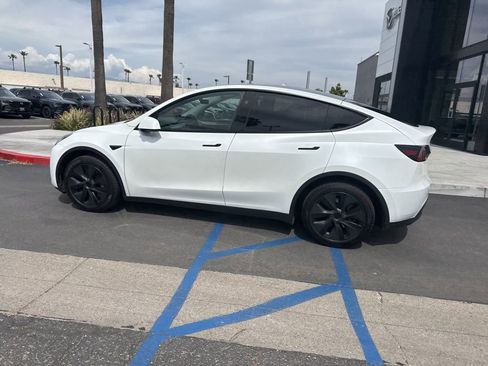 Used 2024 Tesla Model Y Long Range image 11
