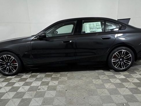 New 2026 BMW 550e xDrive w/ Premium Package AWD/4WD image 4
