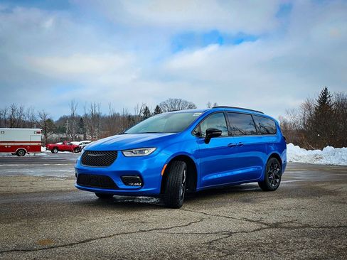 New 2026 Chrysler Pacifica Select w/ S Appearance Package image 8
