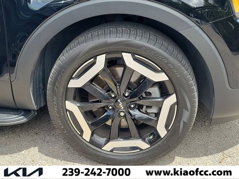 Used 2024 Kia Telluride EX w/ EX Captain's Chair Package image 10