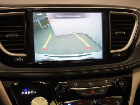 Used 2022 Chrysler Pacifica Touring-L AWD/4WD image 33