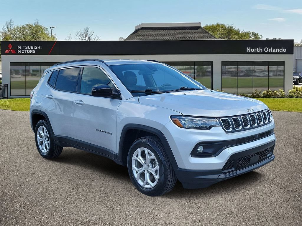 Used 2024 Jeep Compass Latitude AWD/4WD image 4