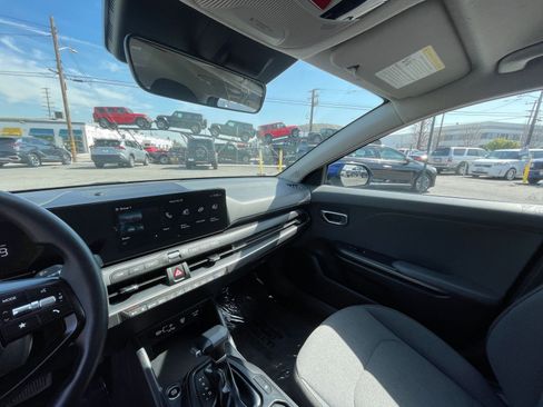Used 2025 Kia K4 LXS image 38