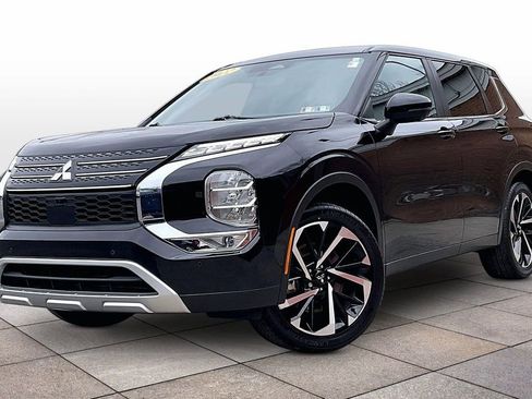 Used 2022 Mitsubishi Outlander SE image 2