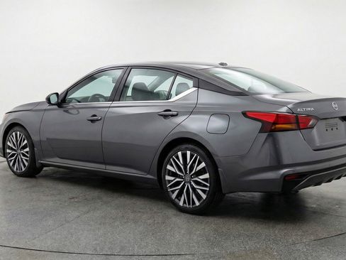 Used 2025 Nissan Altima 2.5 SV FWD image 6