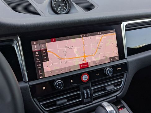 Certified 2025 Porsche Macan image 17