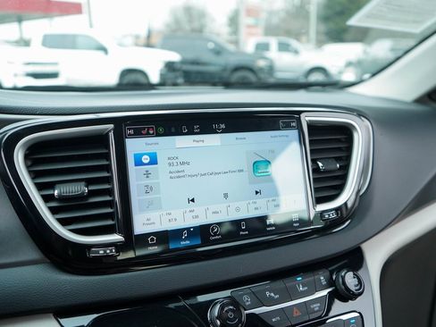 Used 2024 Chrysler Pacifica Touring-L image 24