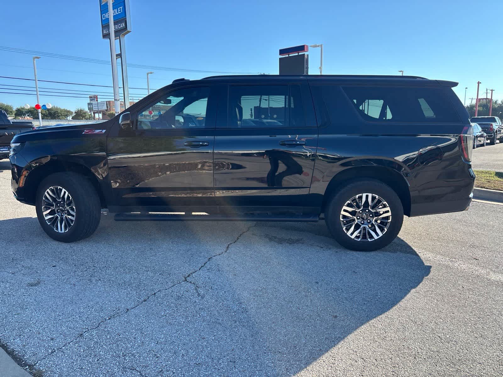 Used 2025 Chevrolet Suburban Z71 w/ Comfort Package AWD/4WD image 9