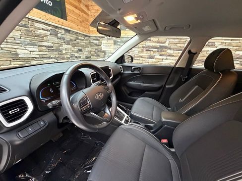 Used 2024 Hyundai Venue Limited image 10