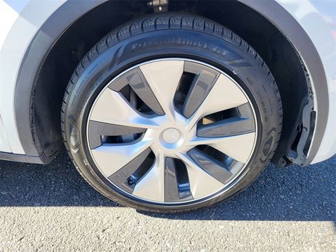 Used 2021 Tesla Model Y Long Range image 21
