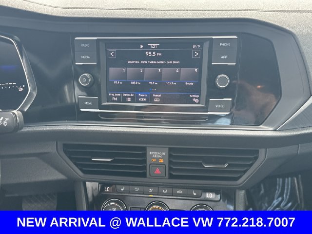 Certified 2024 Volkswagen Jetta SE w/ Panoramic Sunroof Package FWD image 19
